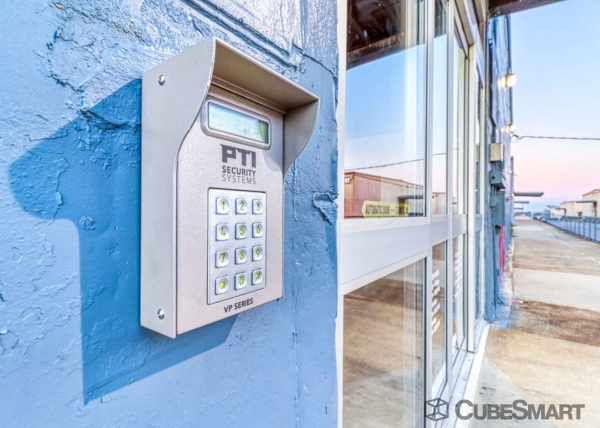 Facility photo: //images.sparefoot.com/medium/200529693d4c2746a4f.jpg