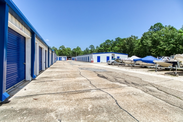 Facility photo: //images.sparefoot.com/medium/2006445f5fda4cbb4fc.jpg