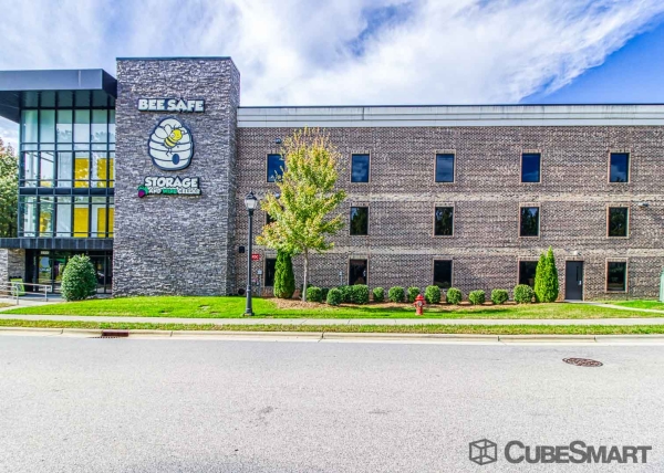 Facility photo: //images.sparefoot.com/medium/2007346975d9b4778db.jpg