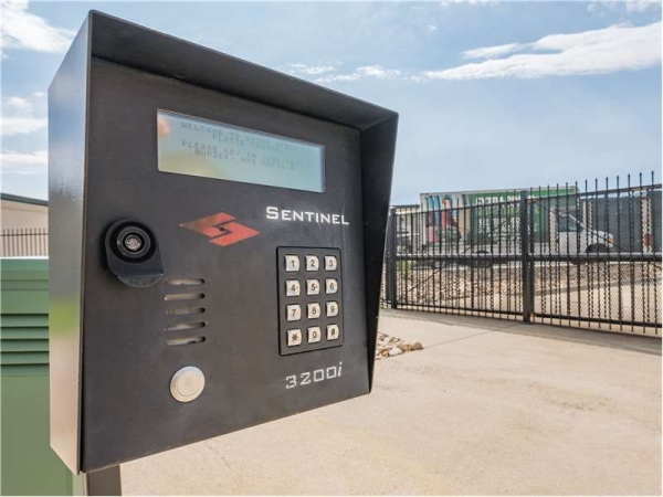 Facility photo: //images.sparefoot.com/medium/200800699433ffb58c6.jpg