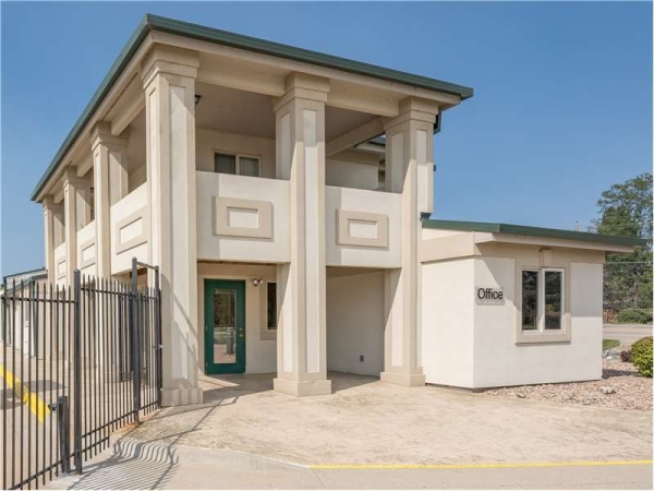 Facility photo: //images.sparefoot.com/medium/20080069943402f20f2.jpg