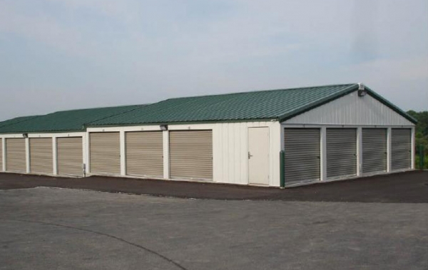 Facility photo: //images.sparefoot.com/medium/200979578e77097870c.jpg