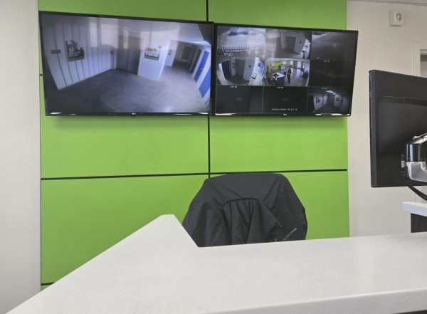 Facility photo: //images.sparefoot.com/medium/20099969c27df22fd2b.jpg