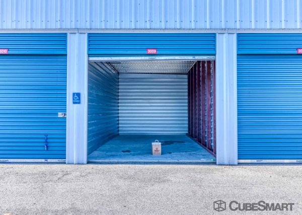 Facility photo: //images.sparefoot.com/medium/20139968834e8e4ddd2.jpg