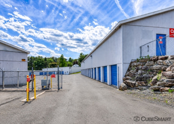 Facility photo: //images.sparefoot.com/medium/2013996a33bc598f1ee.jpg