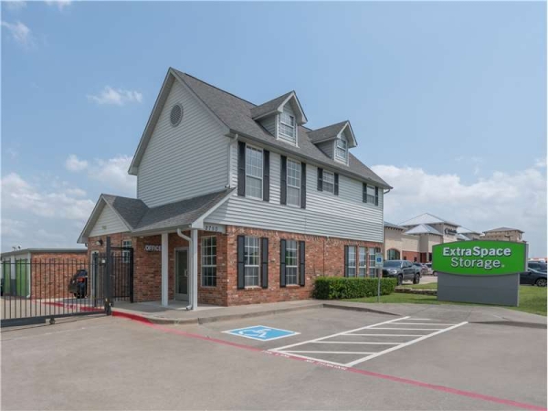 Storage Units at Extra Space Storage - 1496 - Grand Prairie - 2750 N State Hwy 360 - 2750 North State Highway 360 Service Road East