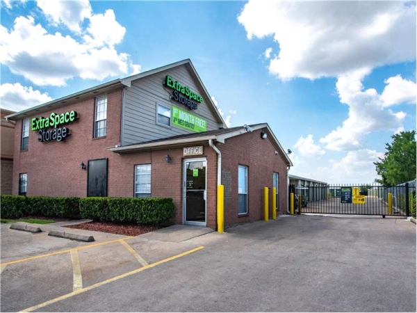 Storage Units at Extra Space Storage - 8613 - Houston - Beechnut Street - 10220 Beechnut Street