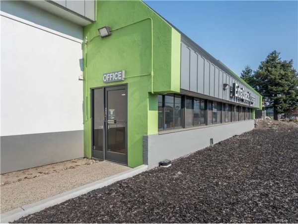 Facility photo: //images.sparefoot.com/medium/201763699432b945f39.jpg