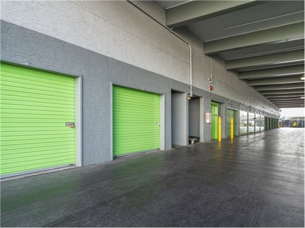 Facility photo: //images.sparefoot.com/medium/201764699433050120c.jpg