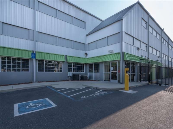 Storage Units at Extra Space Storage - 1491 - San Jose - Charter Park Dr - 3510 Charter Park Drive