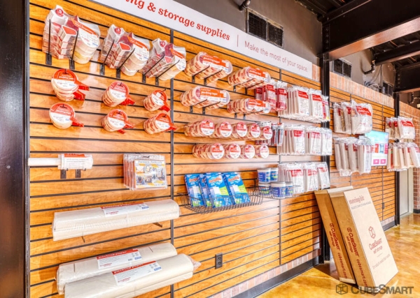 Facility photo: //images.sparefoot.com/medium/20182769df4ad1d795b.jpg