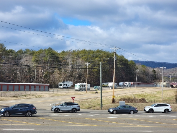 Facility photo: //images.sparefoot.com/medium/2018306983a99e34212.jpeg