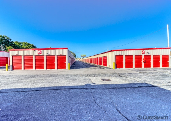 Facility photo: //images.sparefoot.com/medium/202069686f87b89ab50.jpg