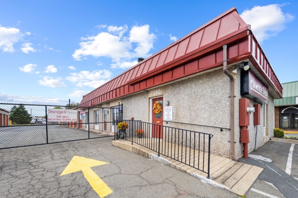 Facility photo: //images.sparefoot.com/medium/20216869723af66c928.jpg