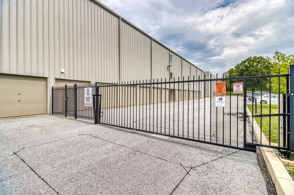 Facility photo: //images.sparefoot.com/medium/2021695f6cd13d2fa97.jpg