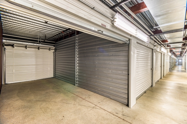 Facility photo: //images.sparefoot.com/medium/2021695f6cd14fd2eb5.jpg