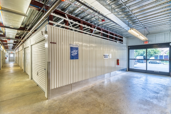 Facility photo: //images.sparefoot.com/medium/2021695f6cd15172a03.jpg