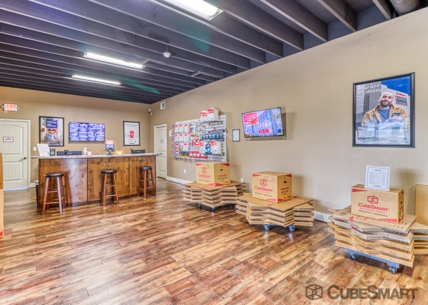 Facility photo: //images.sparefoot.com/medium/202246693aa761e517f.jpg