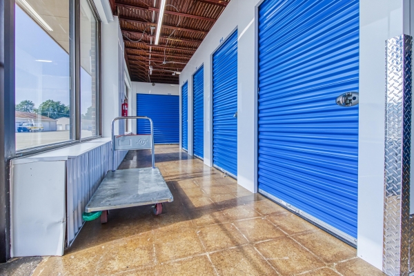 Facility photo: //images.sparefoot.com/medium/2025695fad33df82d97.jpg