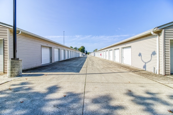Facility photo: //images.sparefoot.com/medium/2025695fad33e7e495d.jpg