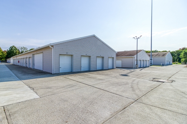 Facility photo: //images.sparefoot.com/medium/2025695fad341840a18.jpg