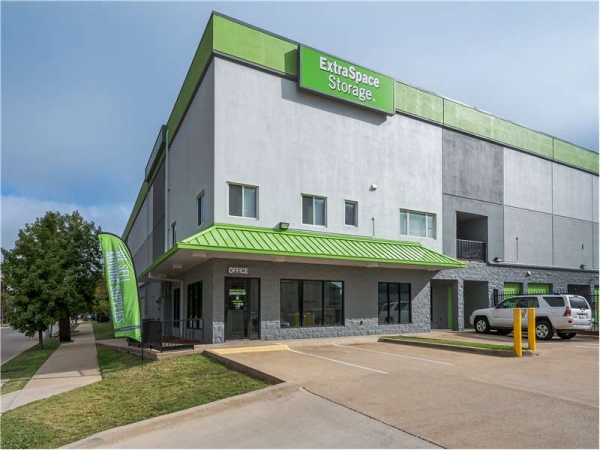 Storage Units at Extra Space Storage - 0755 - Dallas - McKinney Ave - 4920 Mckinney Avenue