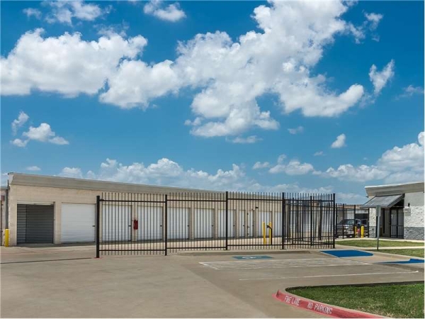 Storage Units at Extra Space Storage - 1621 - Irving - N State Hwy 161 - 4251 State Highway 161