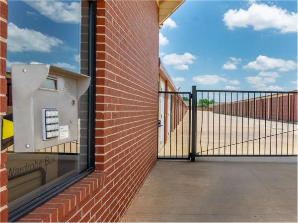 Storage Units at Extra Space Storage - 8715 - Oklahoma City - May Ave - 15200 North May Avenue