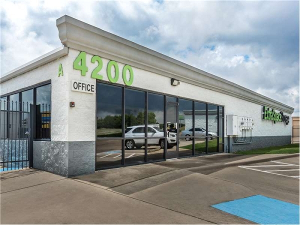 Facility photo: //images.sparefoot.com/medium/20289864cd7e1424429.jpg