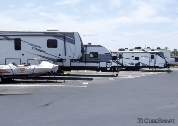 Facility photo: //images.sparefoot.com/medium/20291169e0a69a7af50.jpg