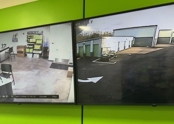 Facility photo: //images.sparefoot.com/medium/20299569e8baedb85ac.jpg