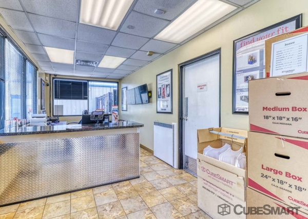 Facility photo: //images.sparefoot.com/medium/203041691edc48153fd.jpg