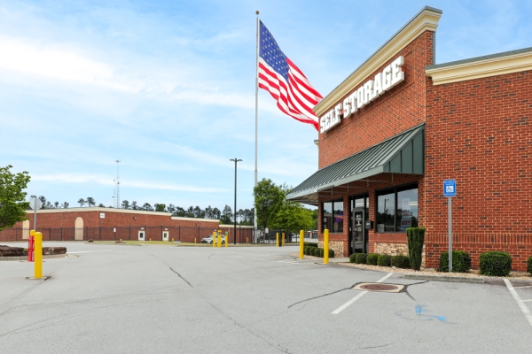 Facility photo: //images.sparefoot.com/medium/2031506a0cbd0228f32.jpg
