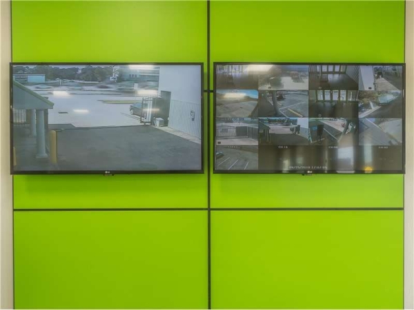 Facility photo: //images.sparefoot.com/medium/203219699434500254e.jpg