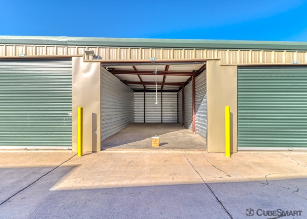 Facility photo: //images.sparefoot.com/medium/203249689447650eb5b.jpg