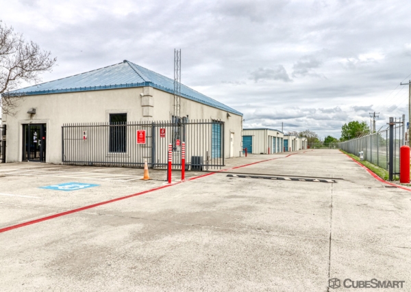 Facility photo: //images.sparefoot.com/medium/203361688352c41f67a.jpg