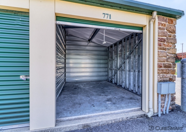 Facility photo: //images.sparefoot.com/medium/20348468834d2b51993.jpg