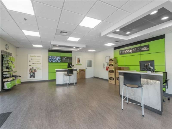 Facility photo: //images.sparefoot.com/medium/203570699434e252501.jpg