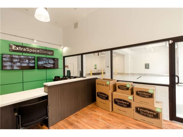 Storage Units at Extra Space Storage - 8851 - Chicago - N Milwaukee - 1300 North Ashland Avenue