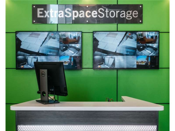 Storage Units at Extra Space Storage - 8851 - Chicago - N Milwaukee - 1300 North Ashland Avenue