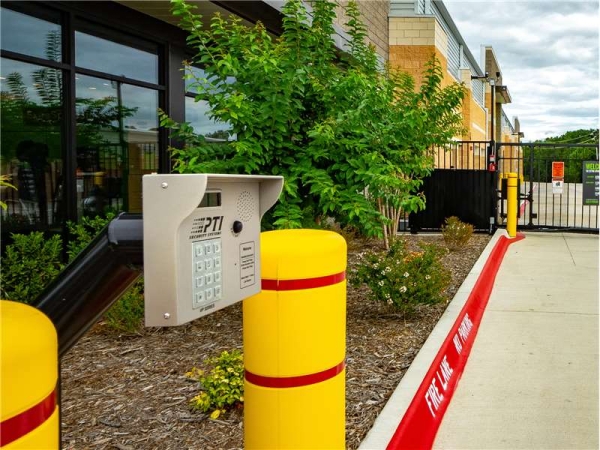 Storage Units at Extra Space Storage - 8694 - Carrollton - Hebron Pkwy - 2524 East Hebron Parkway