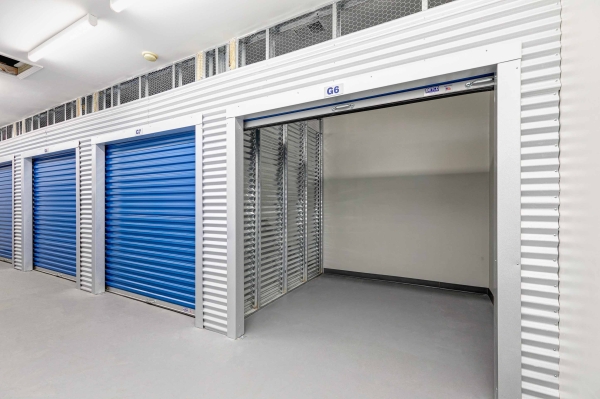 Facility photo: //images.sparefoot.com/medium/2037476705926a5da5f.jpg