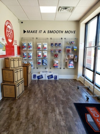 Facility photo: //images.sparefoot.com/medium/2037895d6eda0ab40b4.jpg