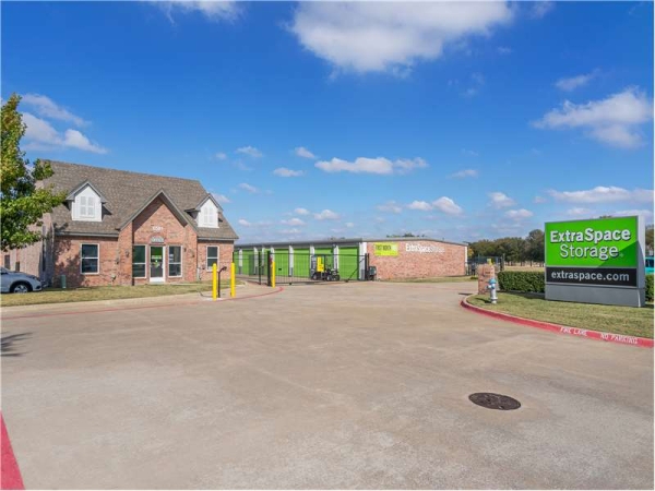 Storage Units at Extra Space Storage - 1364 - Plano - Plano Parkway - 6501 West Plano Parkway