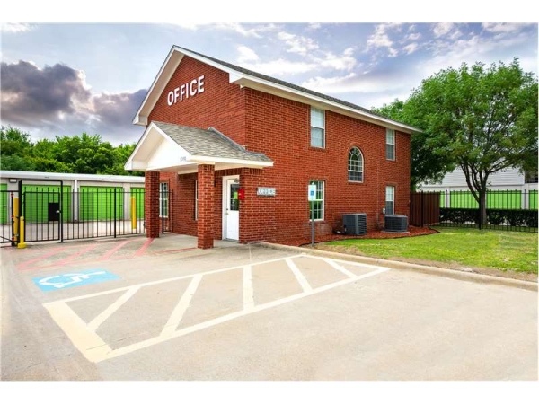 Storage Units at Extra Space Storage - 8701 - Dallas - Forest Central Drive - 11550 Forest Central Drive