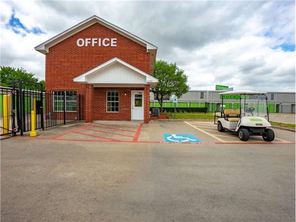Storage Units at Extra Space Storage - 8701 - Dallas - Forest Central Drive - 11550 Forest Central Drive
