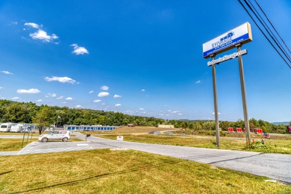 Facility photo: //images.sparefoot.com/medium/2055226888c7af2974e.jpg