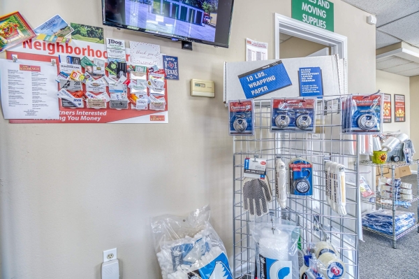 Facility photo: //images.sparefoot.com/medium/205587695e8741724cd.jpg