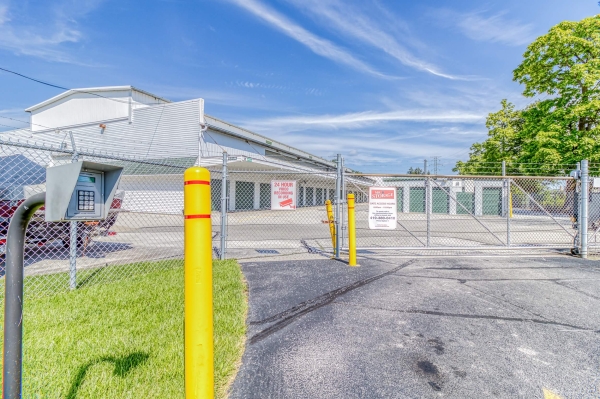 Facility photo: //images.sparefoot.com/medium/205587695e87456636b.jpg