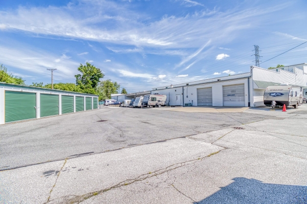 Facility photo: //images.sparefoot.com/medium/205587695e874b8e1c0.jpg